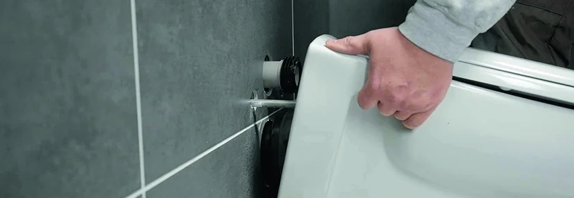 Person montiert Wand-WC